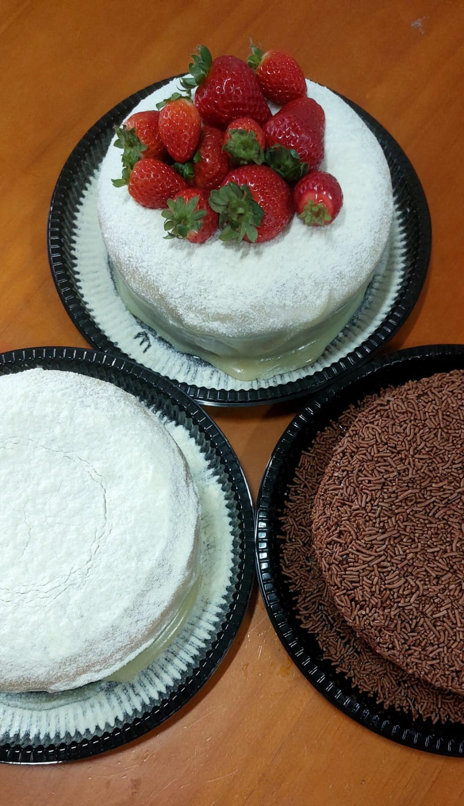 Bolos de leite ninho e brigadeiro vistos de cima