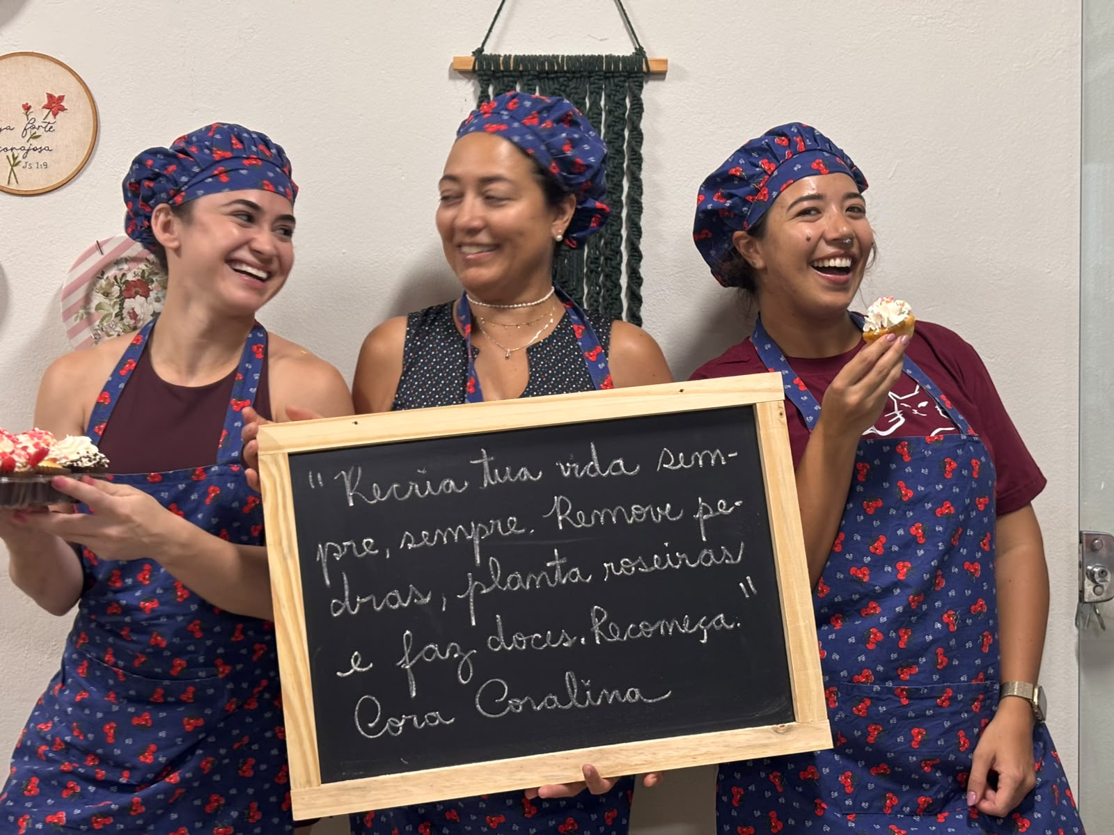 Três participantes sorrindo durante o Curso de Cupcakes de setembro de 2026