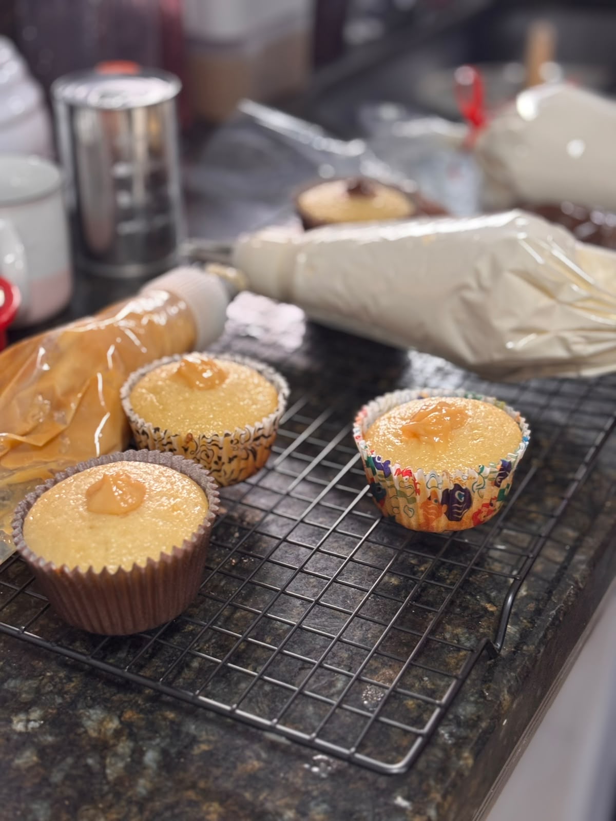 Cupcakes recheados sobre uma grade de resfriamento