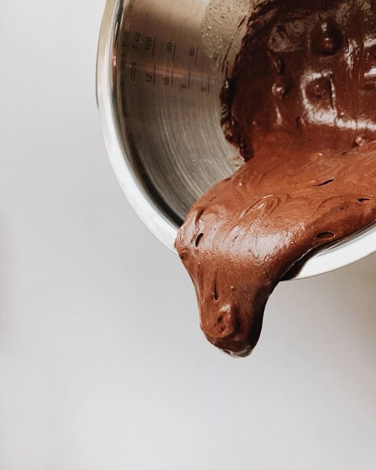 Massa de chocolate saindo da tigela
