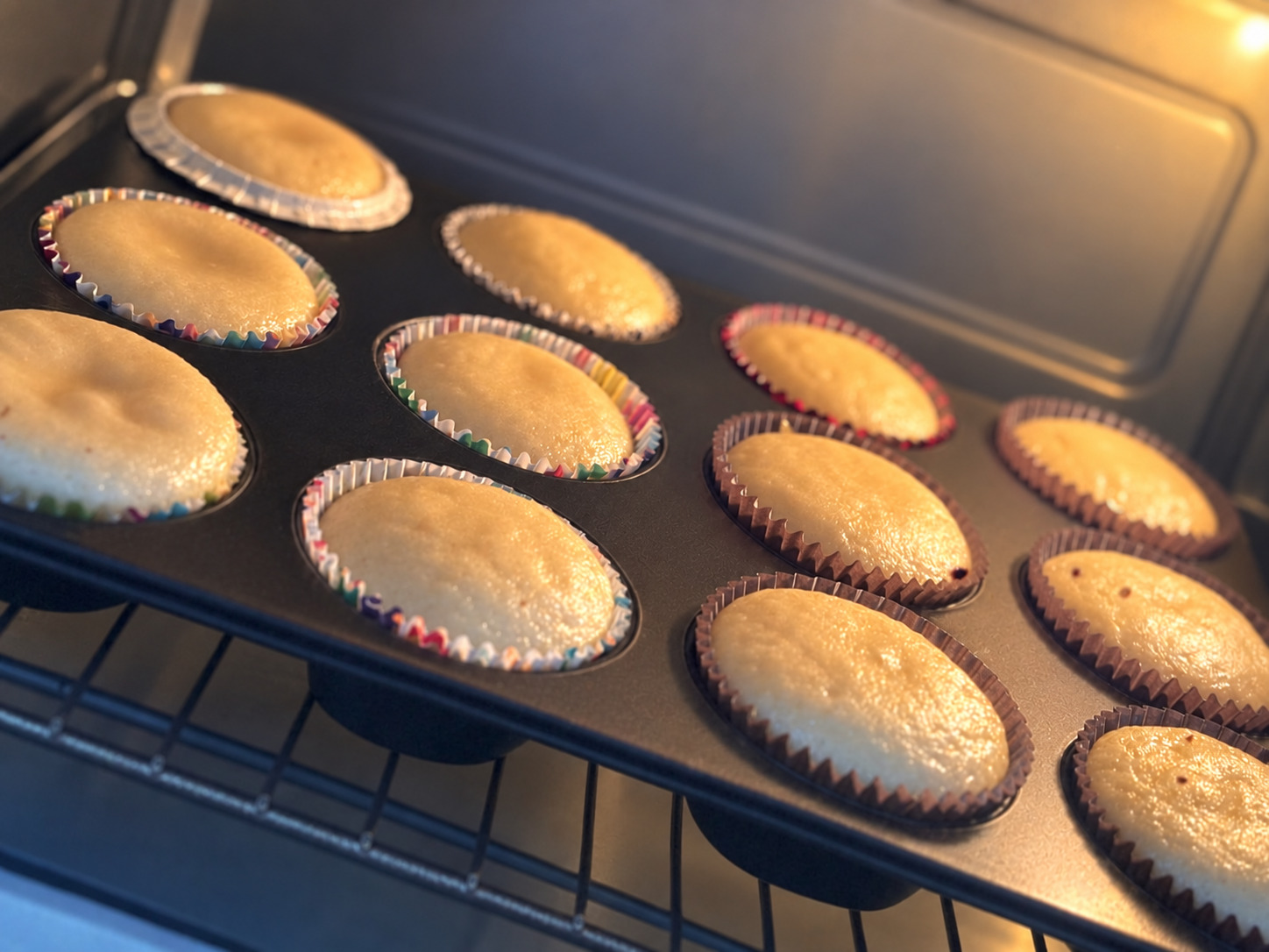 Cupcakes assando no forno