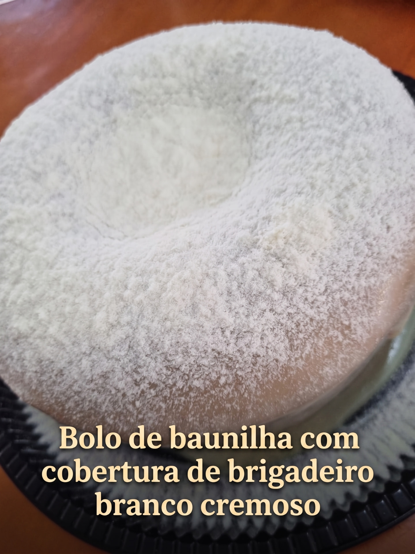 Bolo de baunilha com cobertura de brigadeiro branco cremoso