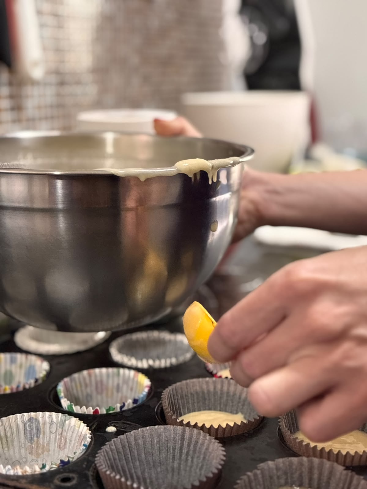 Preenchimento das forminhas com massa de cupcake