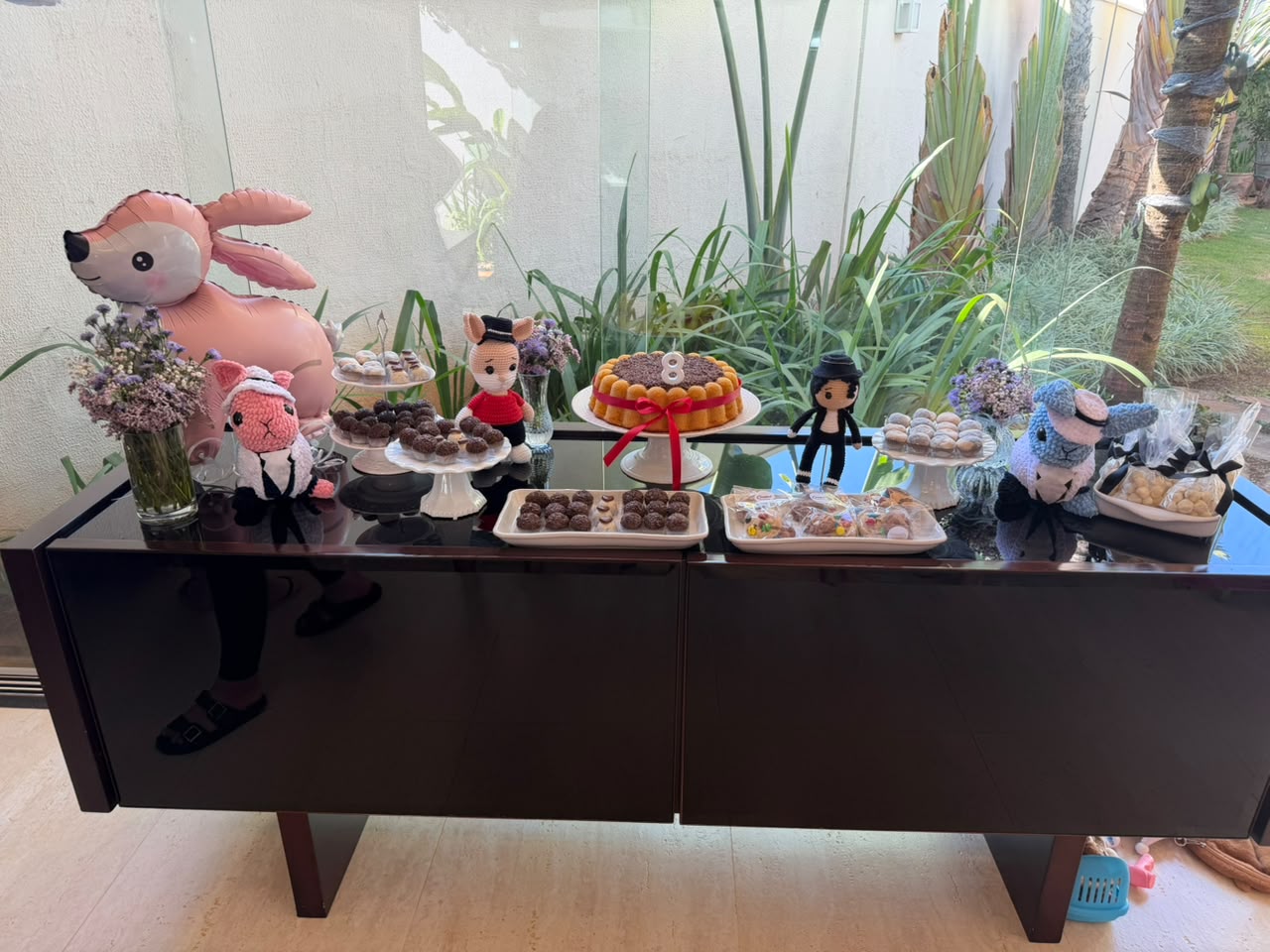 Mesa de doces completa com bolo, brigadeiros e docinhos