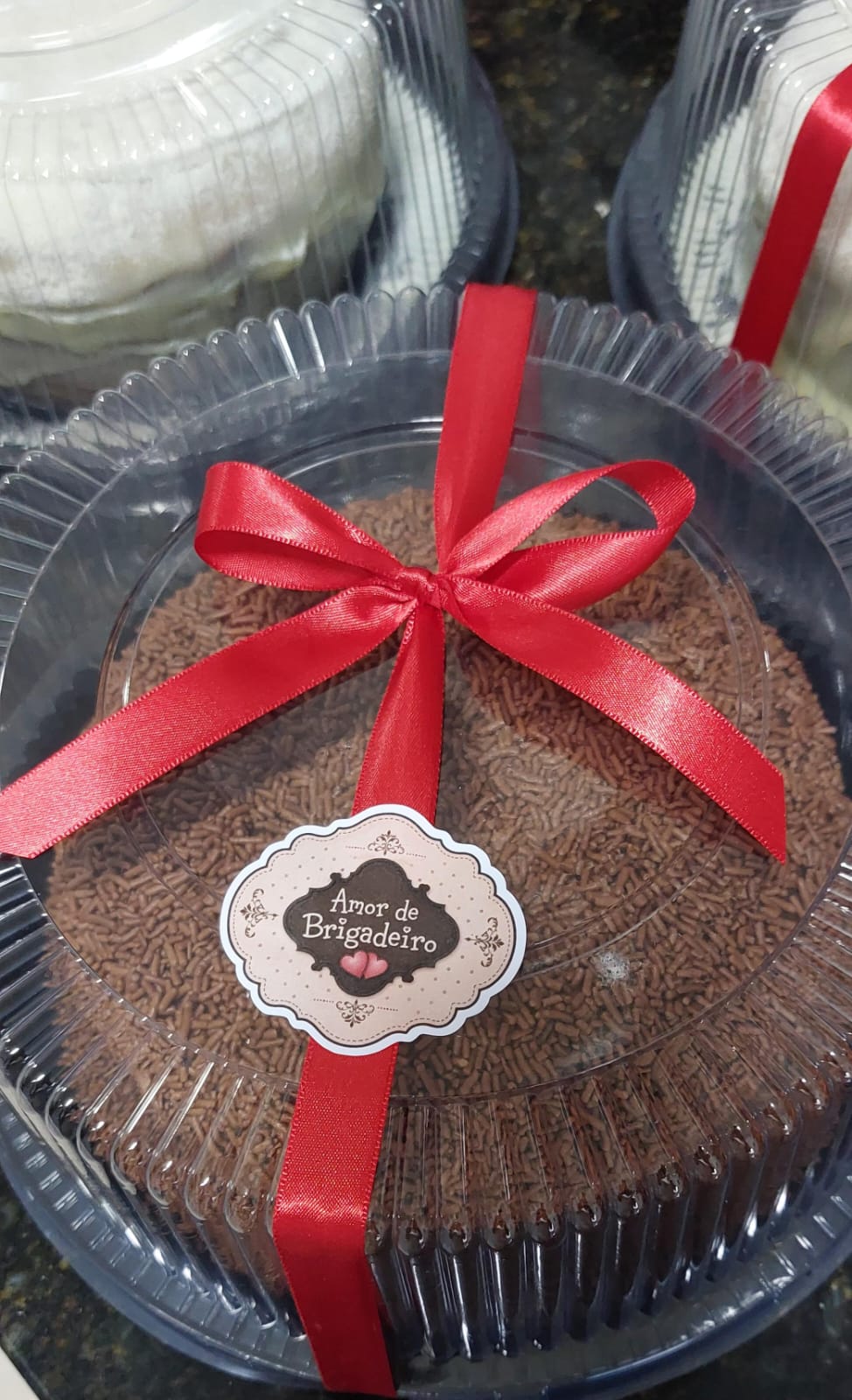 Bolo de brigadeiro embalado com laço vermelho