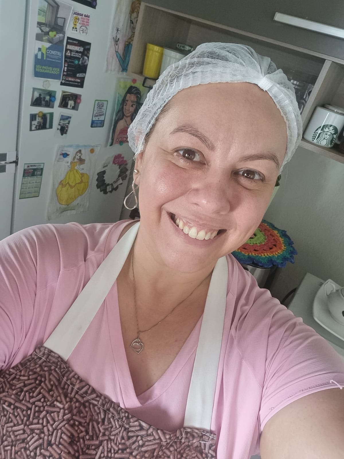 Confeiteira da Amor de Brigadeiro na cozinha