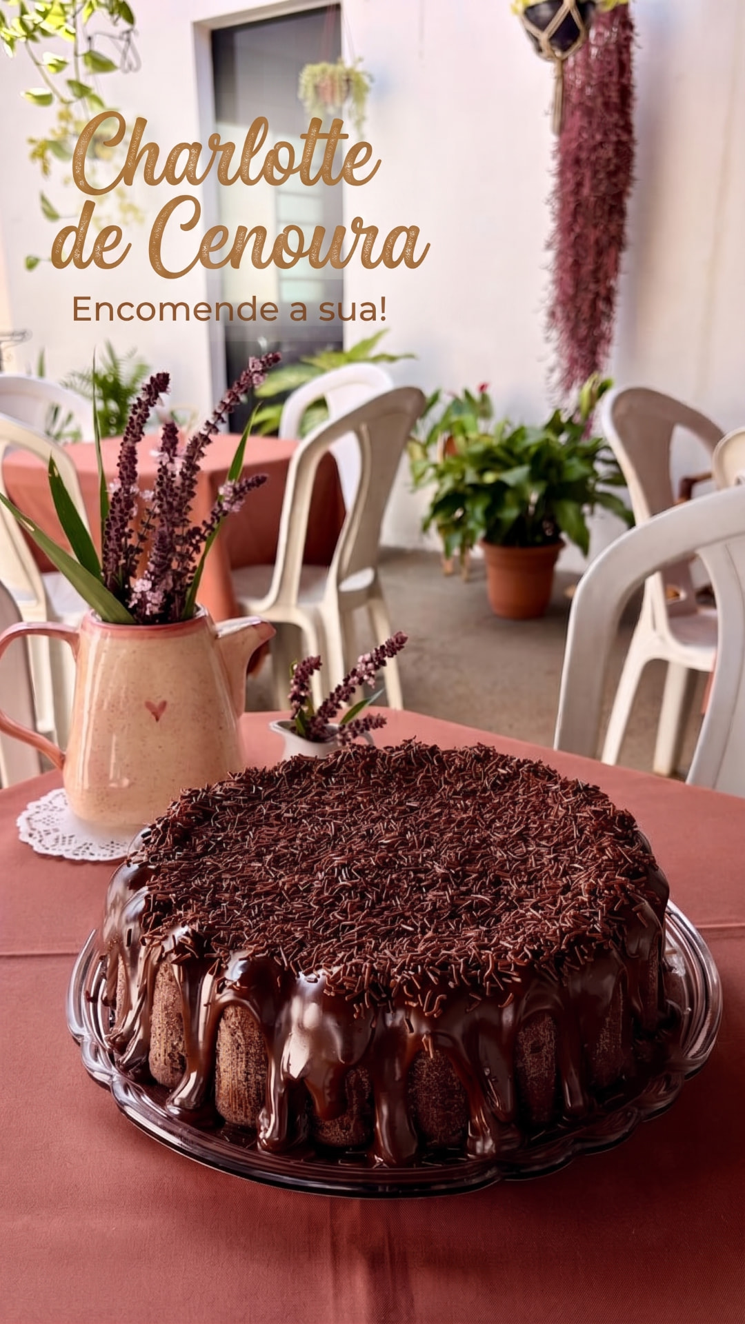 Charlotte de cenoura coberta com calda de chocolate e granulado