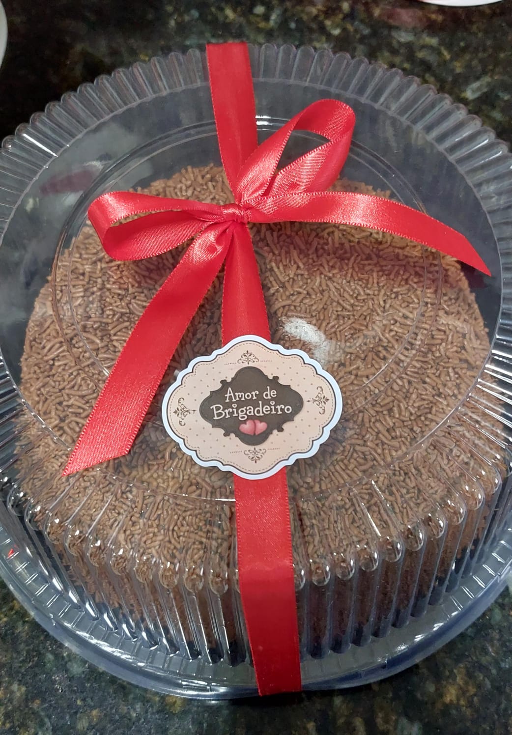 Bolo de brigadeiro embalado com selo Amor de Brigadeiro