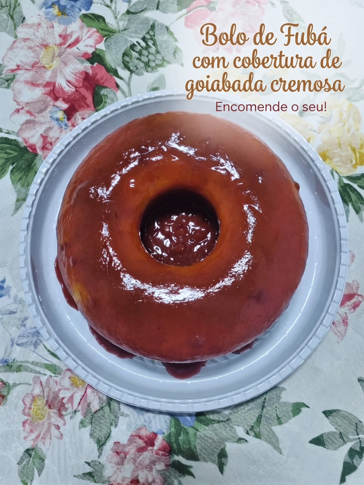 Bolo de fubá com cobertura de goiabada cremosa
