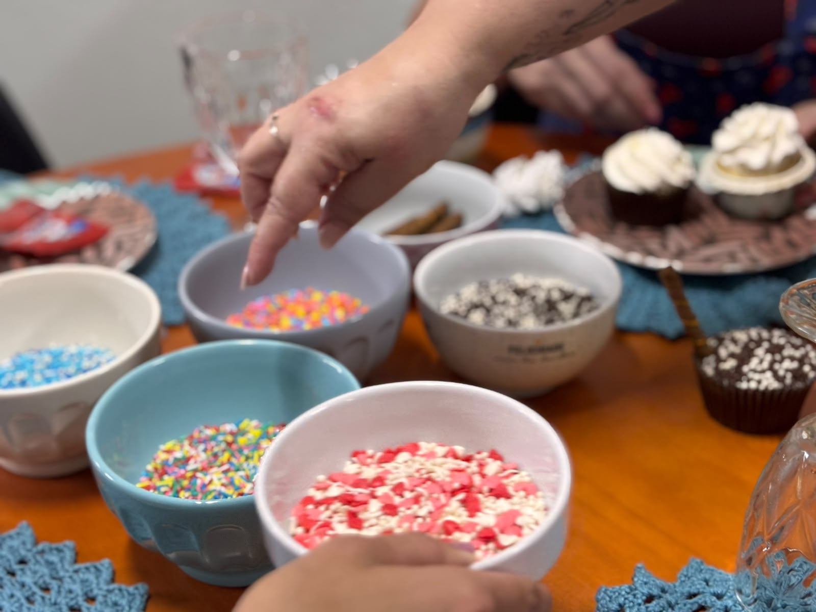 Confeitos coloridos usados para decorar os cupcakes