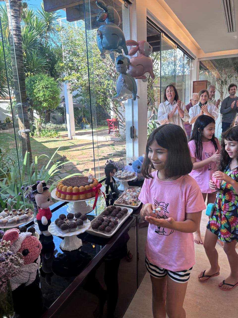Isabela na mesa de doces do aniversário de 8 anos
