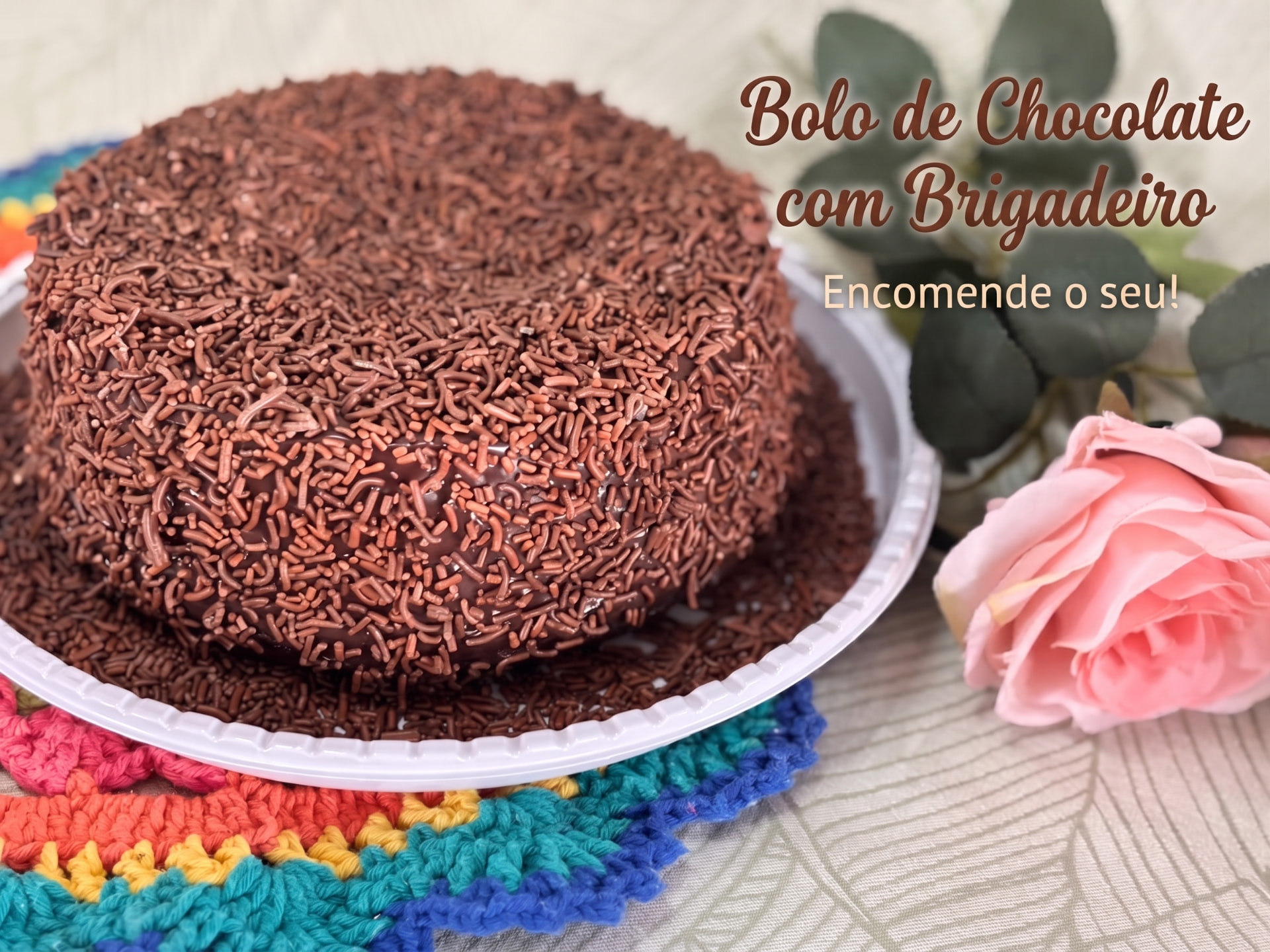 Bolo de chocolate coberto de brigadeiro e granulado