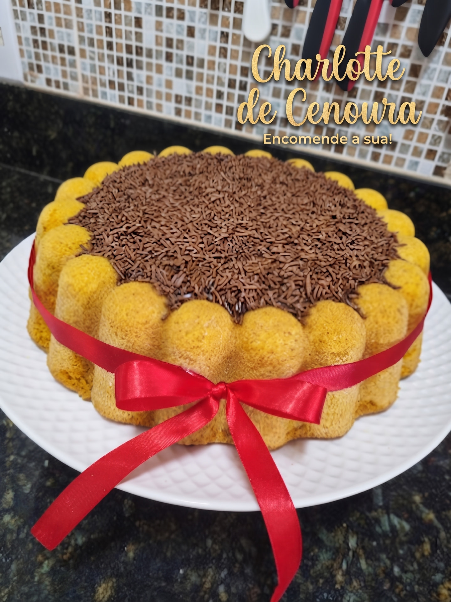 Charlotte de cenoura com brigadeiro no topo e laço vermelho