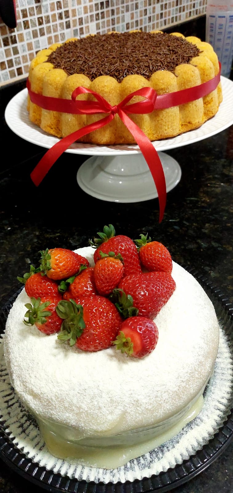 Bolo de colher com morangos e bolo com brigadeiro ao fundo