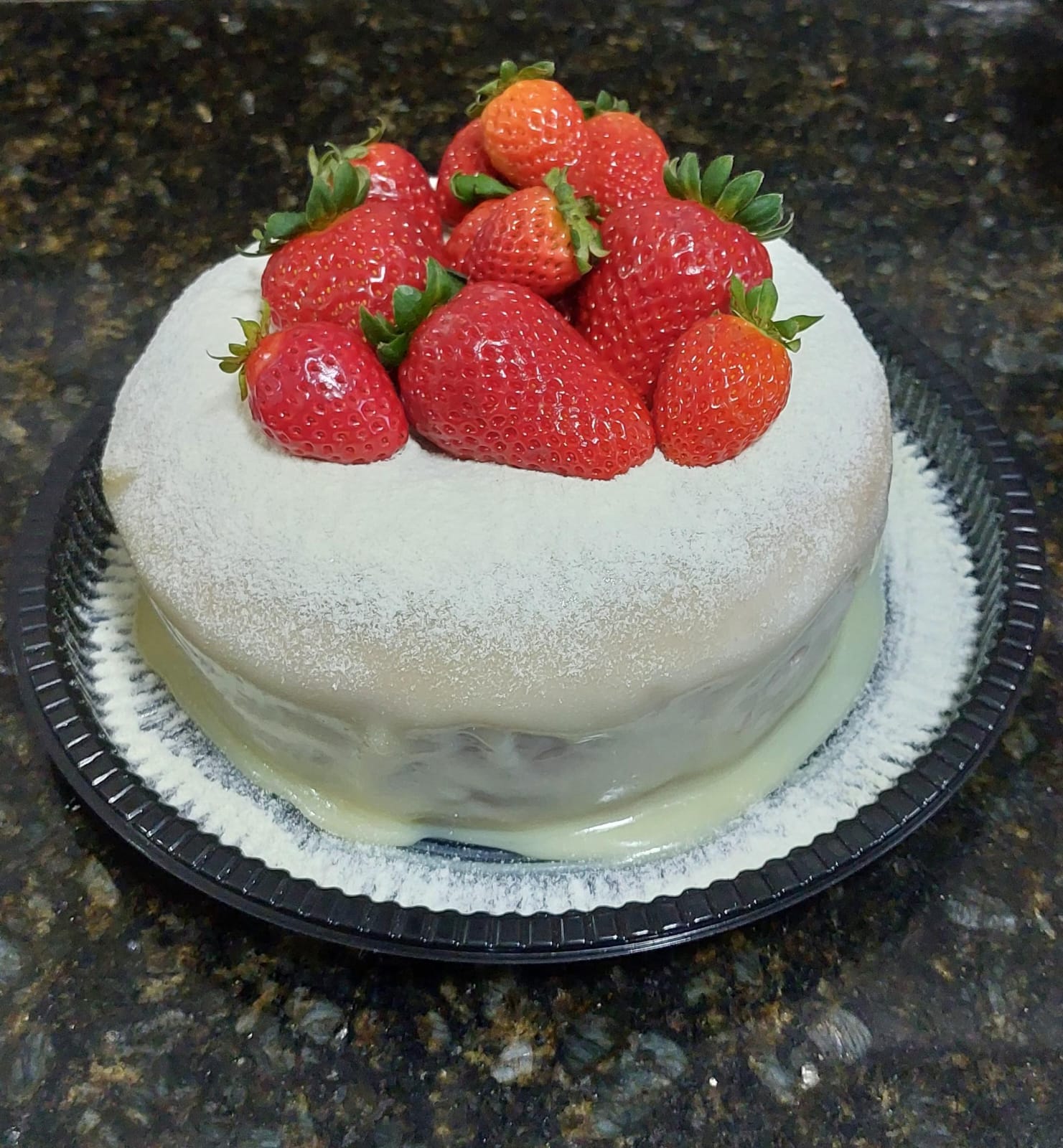 Bolo branco coberto com morangos frescos