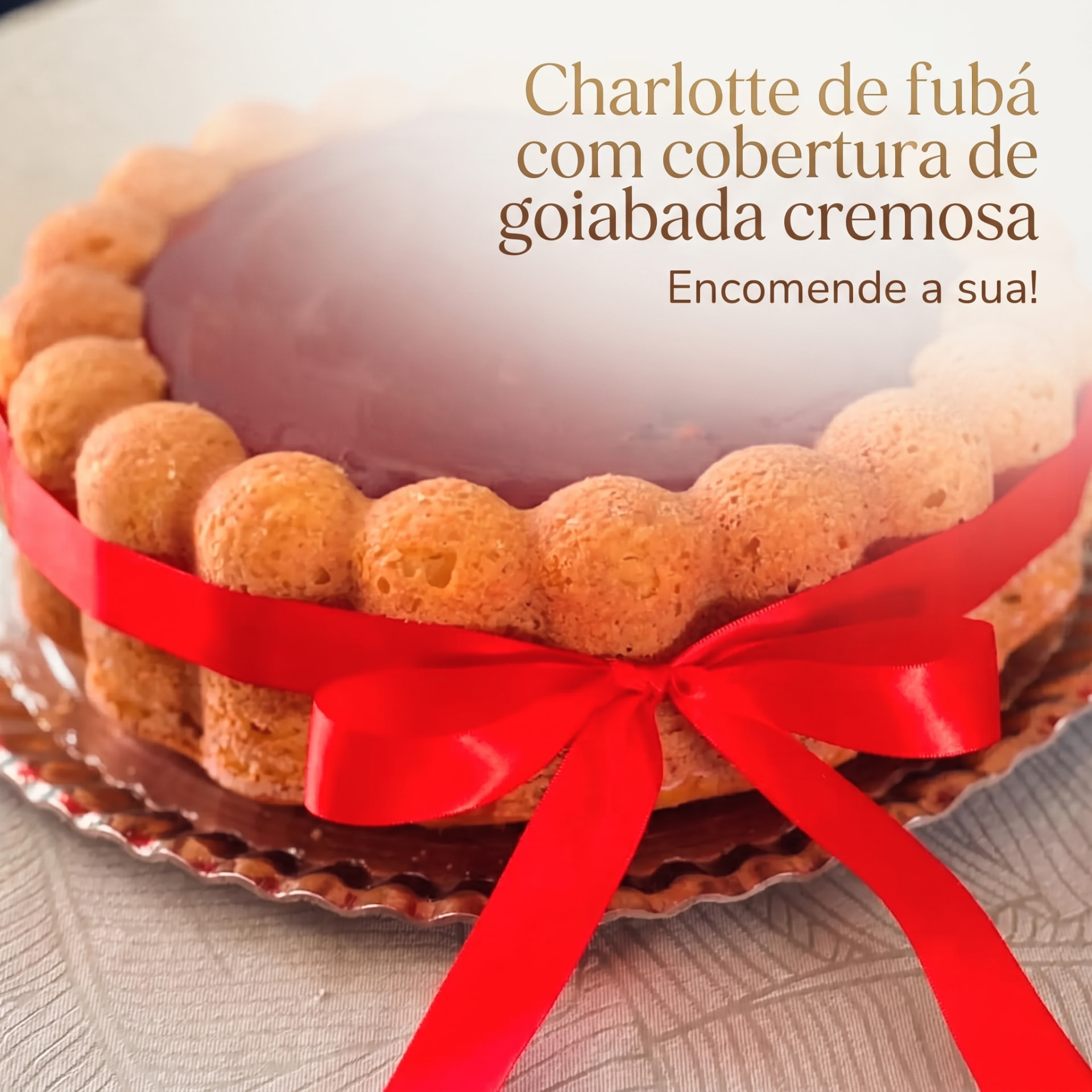 Charlotte de fubá com cobertura de goiabada cremosa e laço vermelho