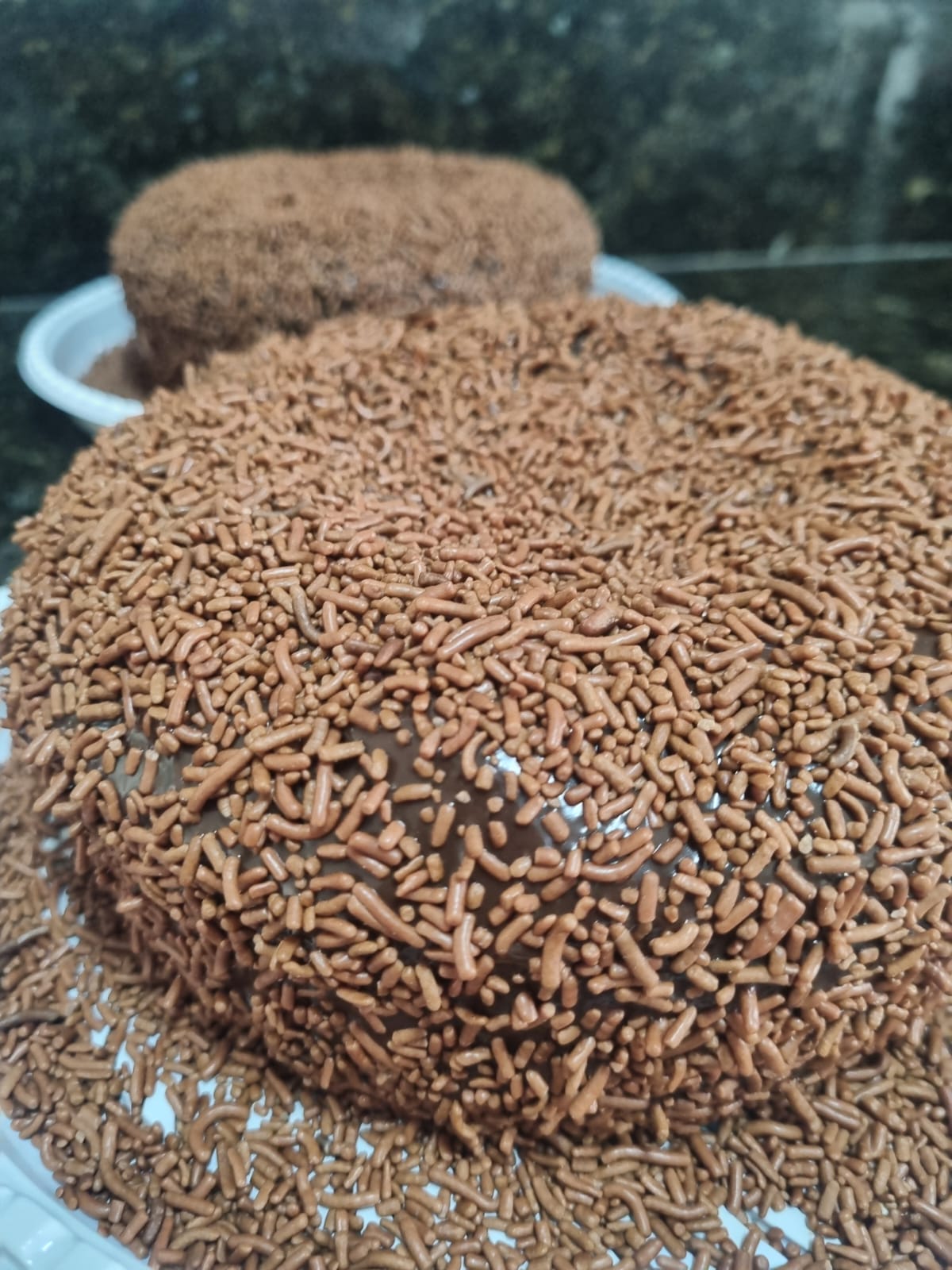 Close de bolo de brigadeiro coberto com granulado