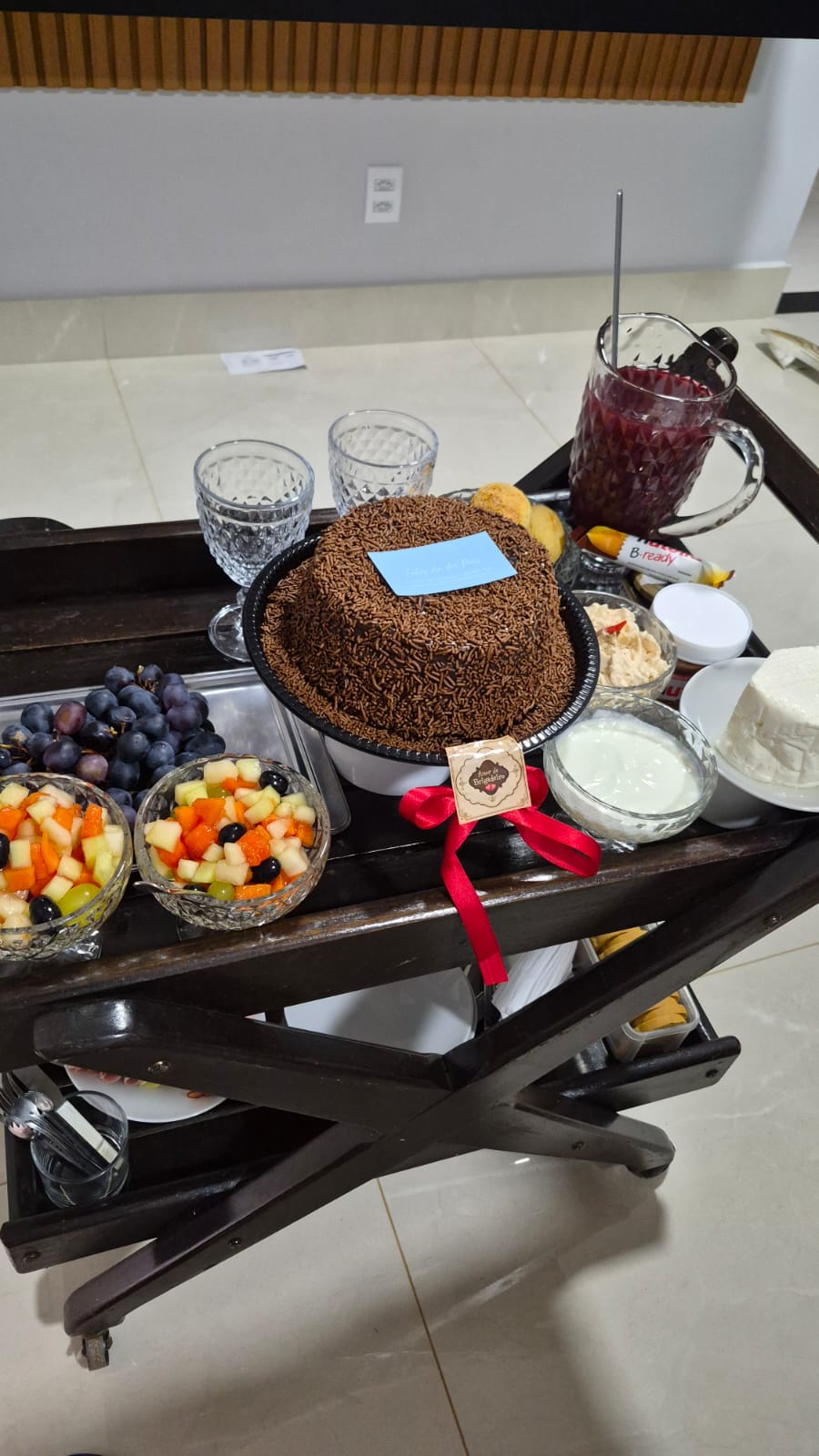 Bolo de brigadeiro com cobertura