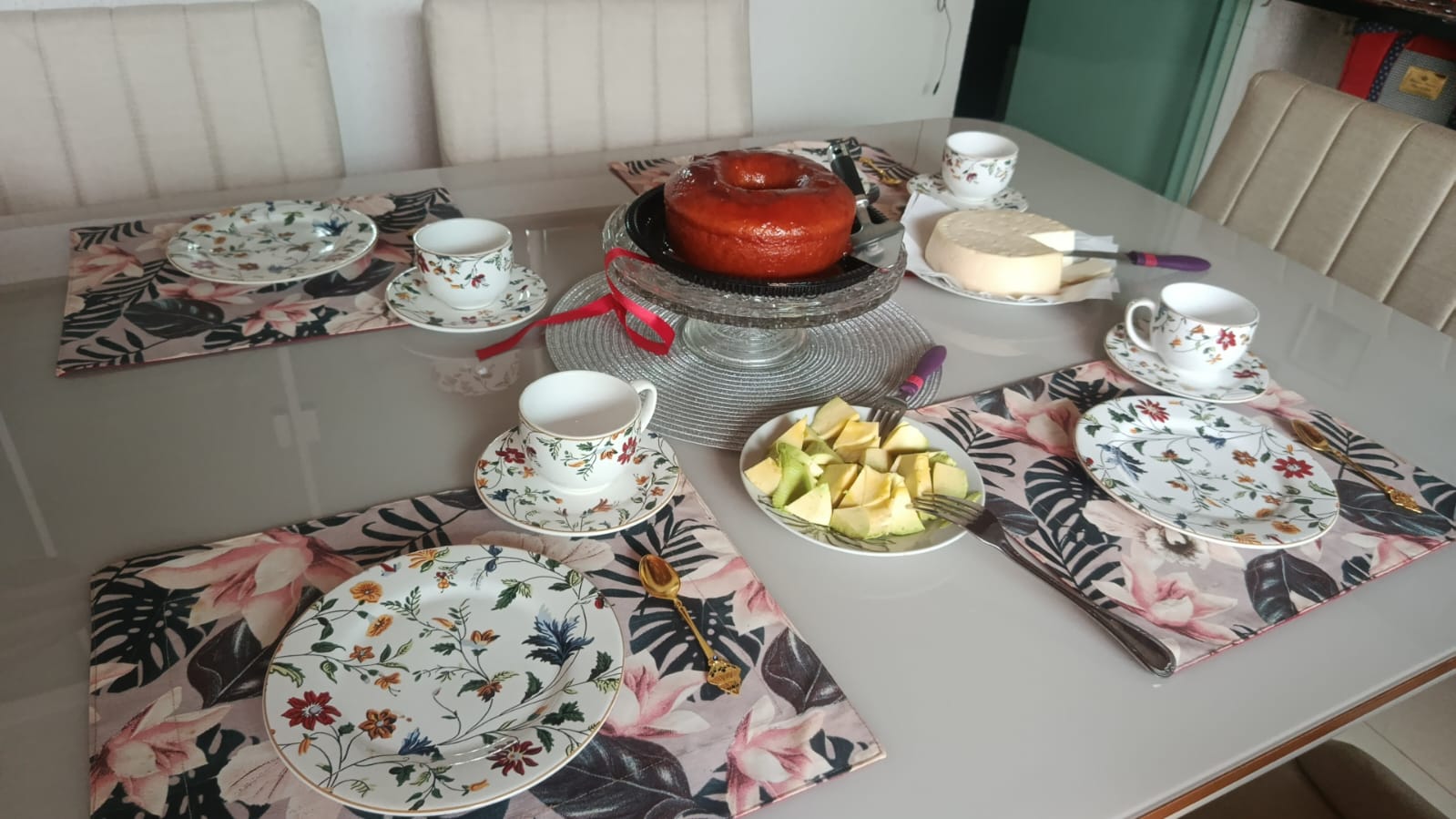 Bolos com cobertura sobre a mesa